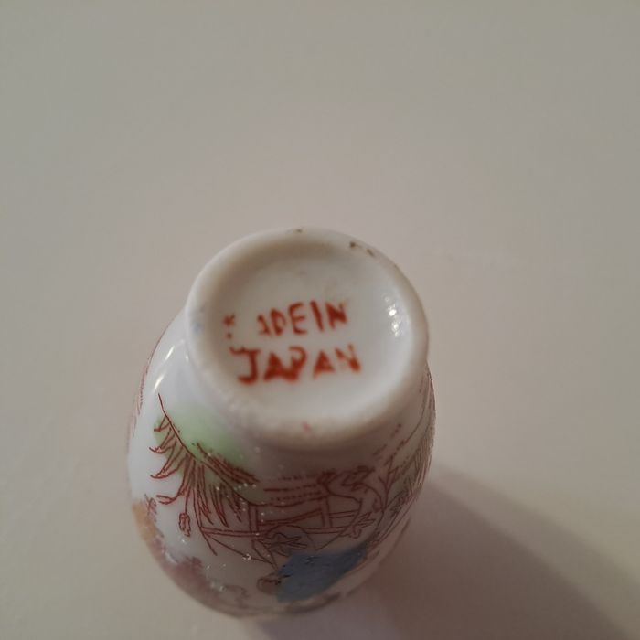 Miniaturowy japonski wazonik Kutani.