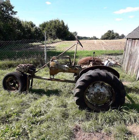 Zabytkowy traktor Farmer