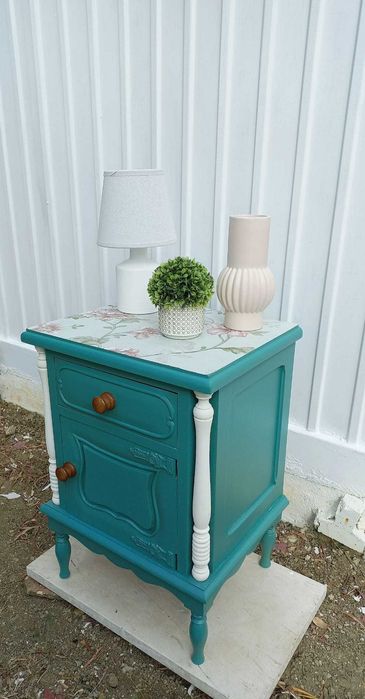 Mesa de cabeceira restaurada azul esverdeada com padrão floral