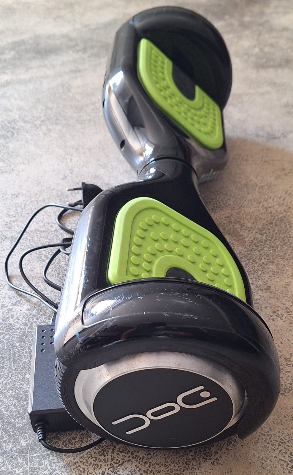 Overboard de marca Nilox, preto e verde com carregador