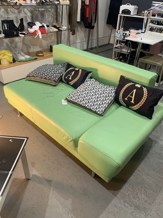 Кожаный диван