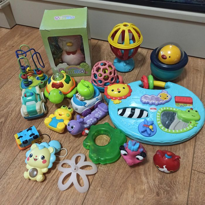 Лот іграшок для малюка з 3 місяців  до року