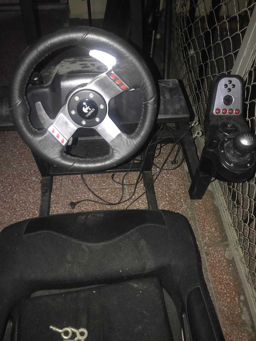 Logitech g27 + stelaż symulatora wyścigów samochodowych ,nauki jazdy.