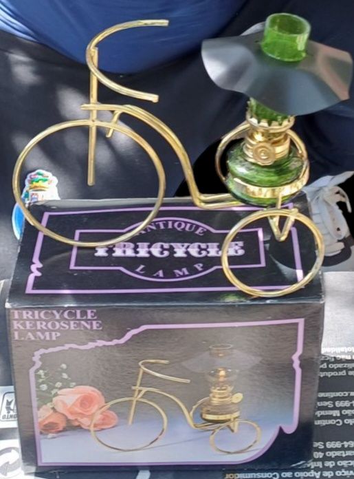 Peça vintage decorativa com candeeiro