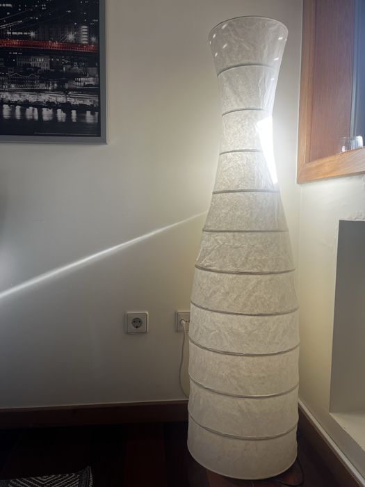 Candeeiro de pé branco