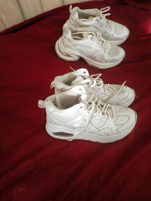 Кросівки жіночі фірмові тридцять дев'ятого розміру чорного колірн