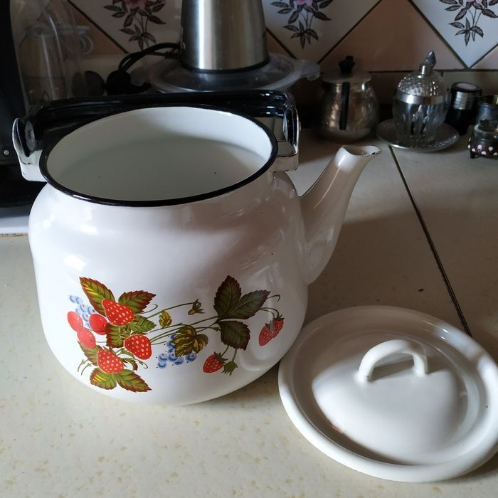 Кастрюля , чайник 3 литра выемки для теста , миски и др .