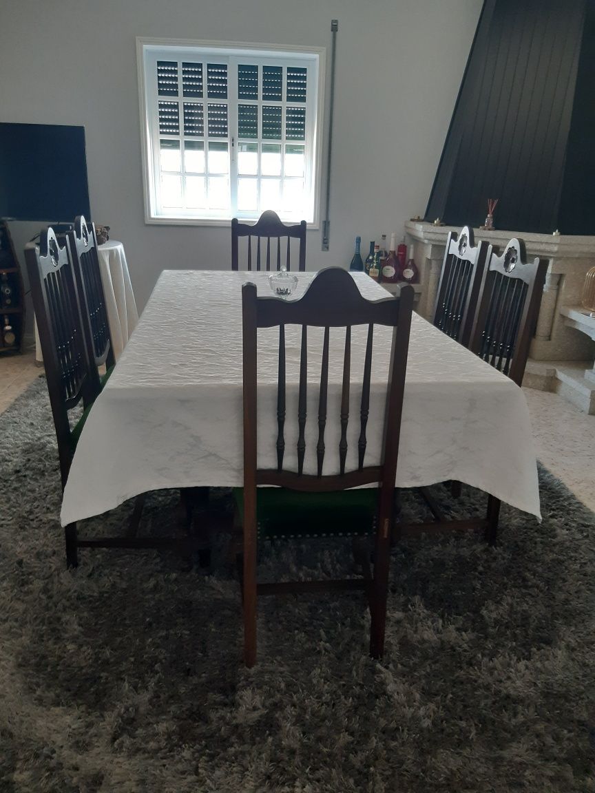 Mesa com 6 cadeiras