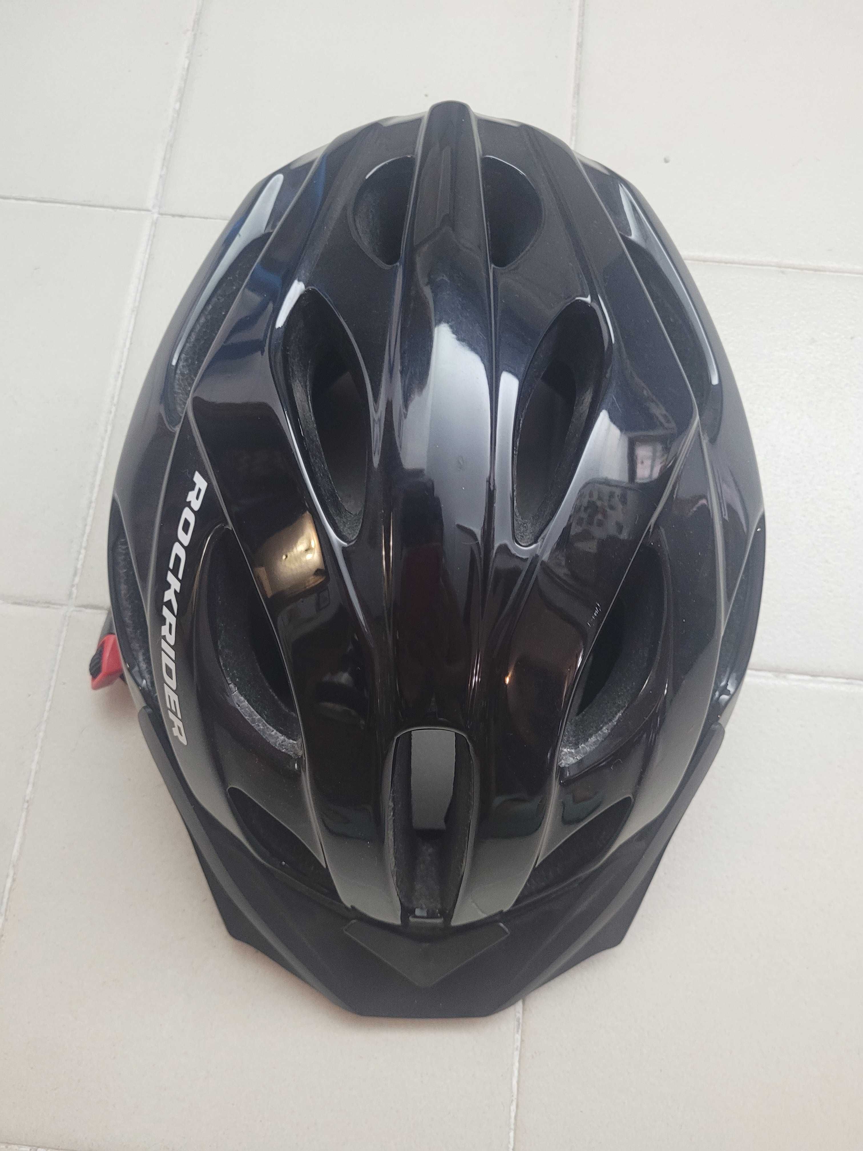 Bicleta, cadeado e capacete
