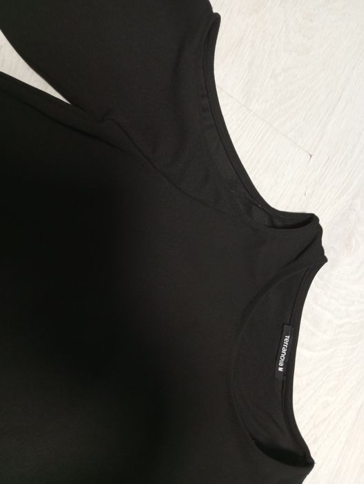 Чорна сукня з оголеними плечима