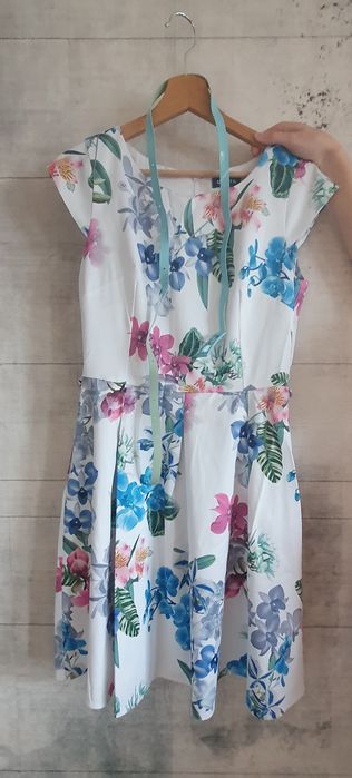 Letnia elegancka sukienka w kwiaty [40]
