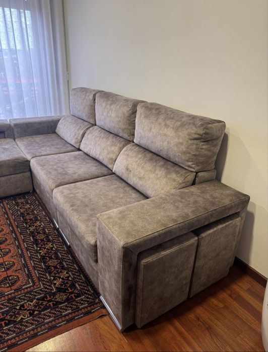 Sofa com chaise longue e 4 puffs