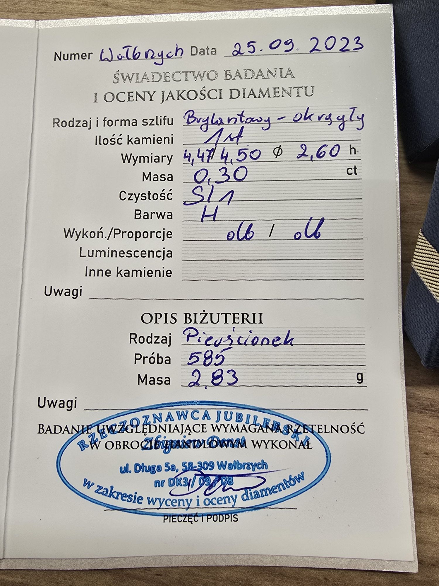 Złoty pierścionek z brylantem rozm. 22