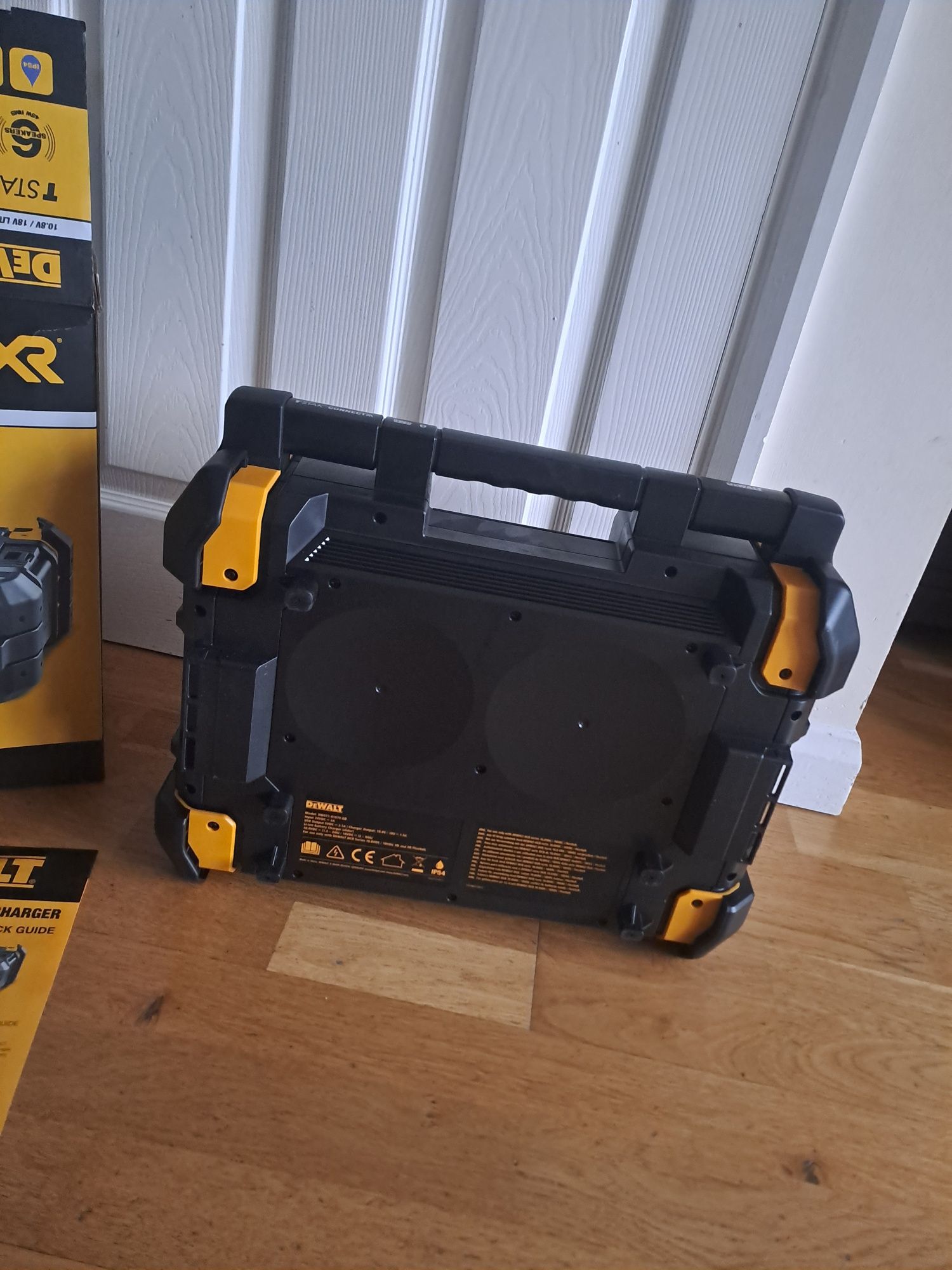 Radio Dewalt 18V z zasilaczem sieciowym