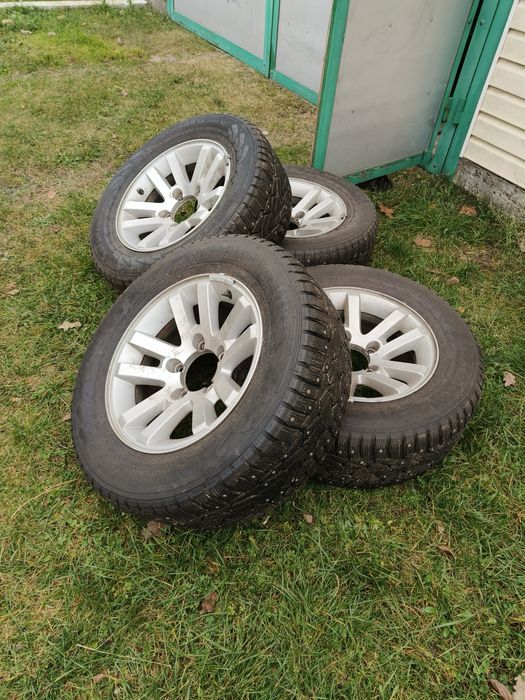 Гума Nokian 235 60 r16 шипована на оригінальних дисках