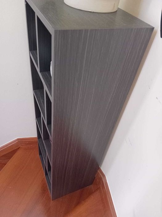 Estante  com divisórias em wengué