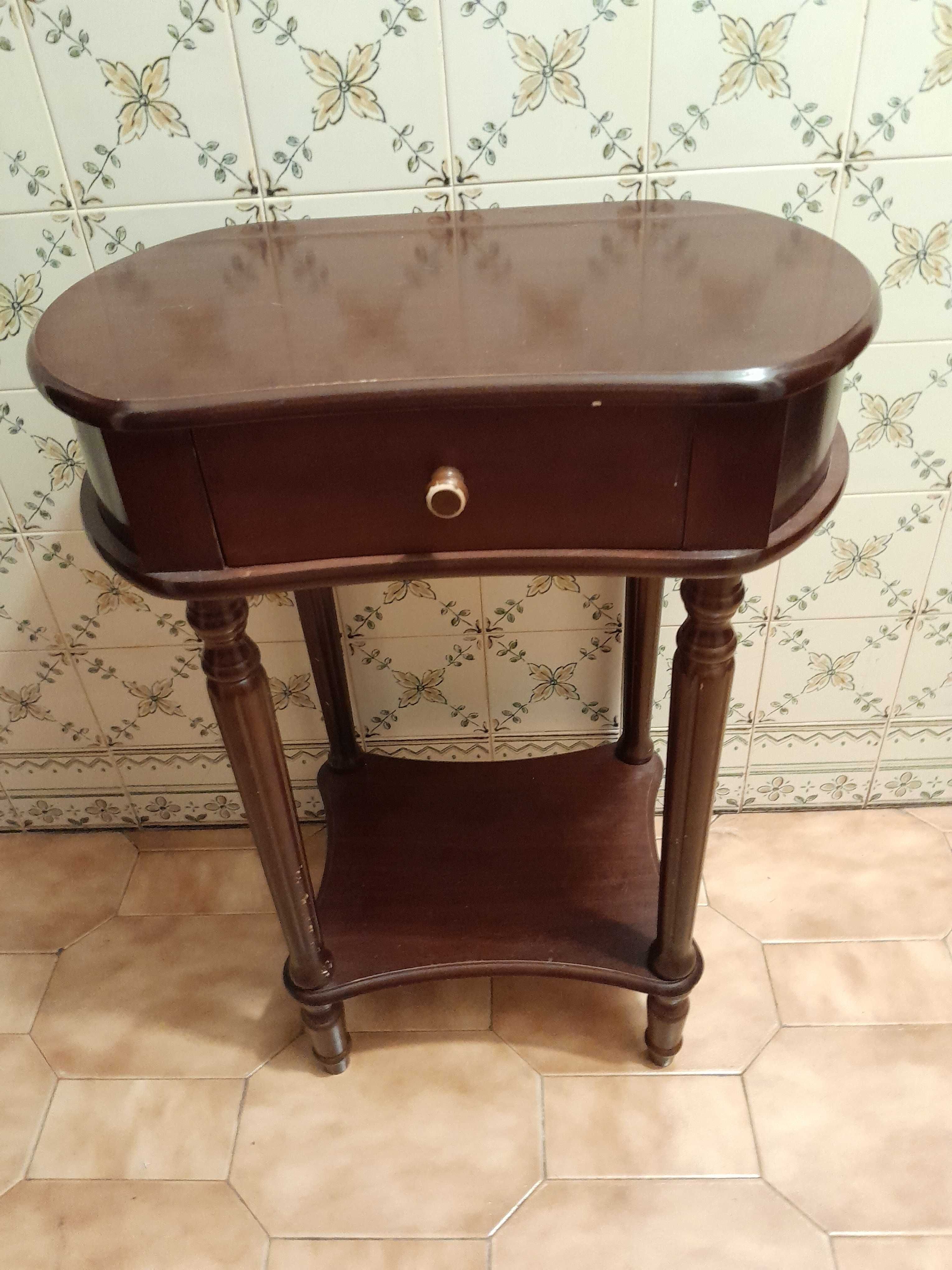 Mesa de apoio para sala ou hall de entrada, com uma gaveta.