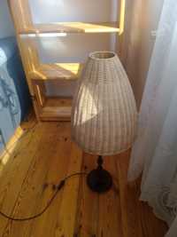 Lampa retro z wiklinowym abażurem