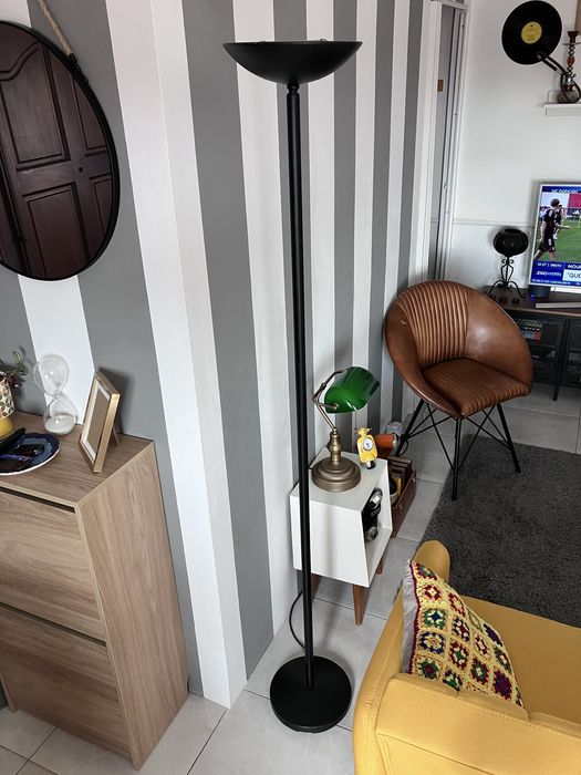 Candeeiro de Pé preto em metal