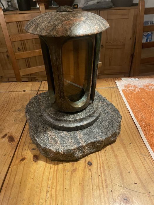 Granitowy lampion znicz na cmentarz