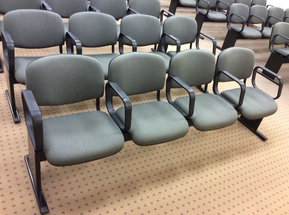 16 cadeiras individuais e 69 cadeiras com suporte em viga