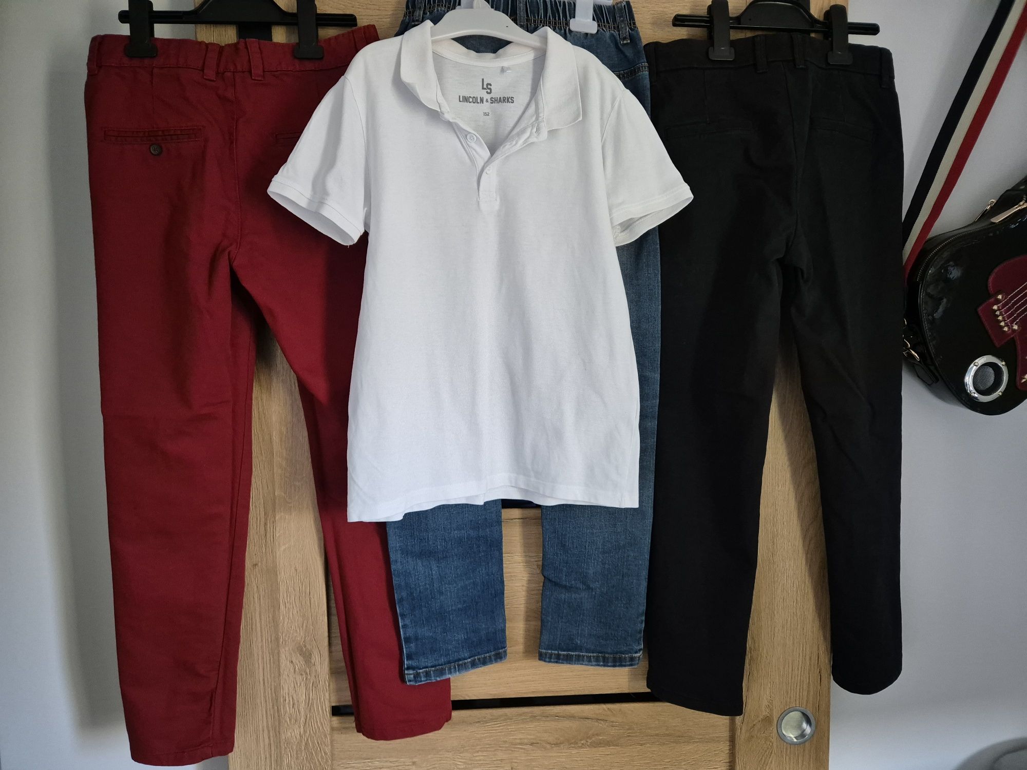 Spodnie eleganckie, dżinsy i  białą koszulka polo 152