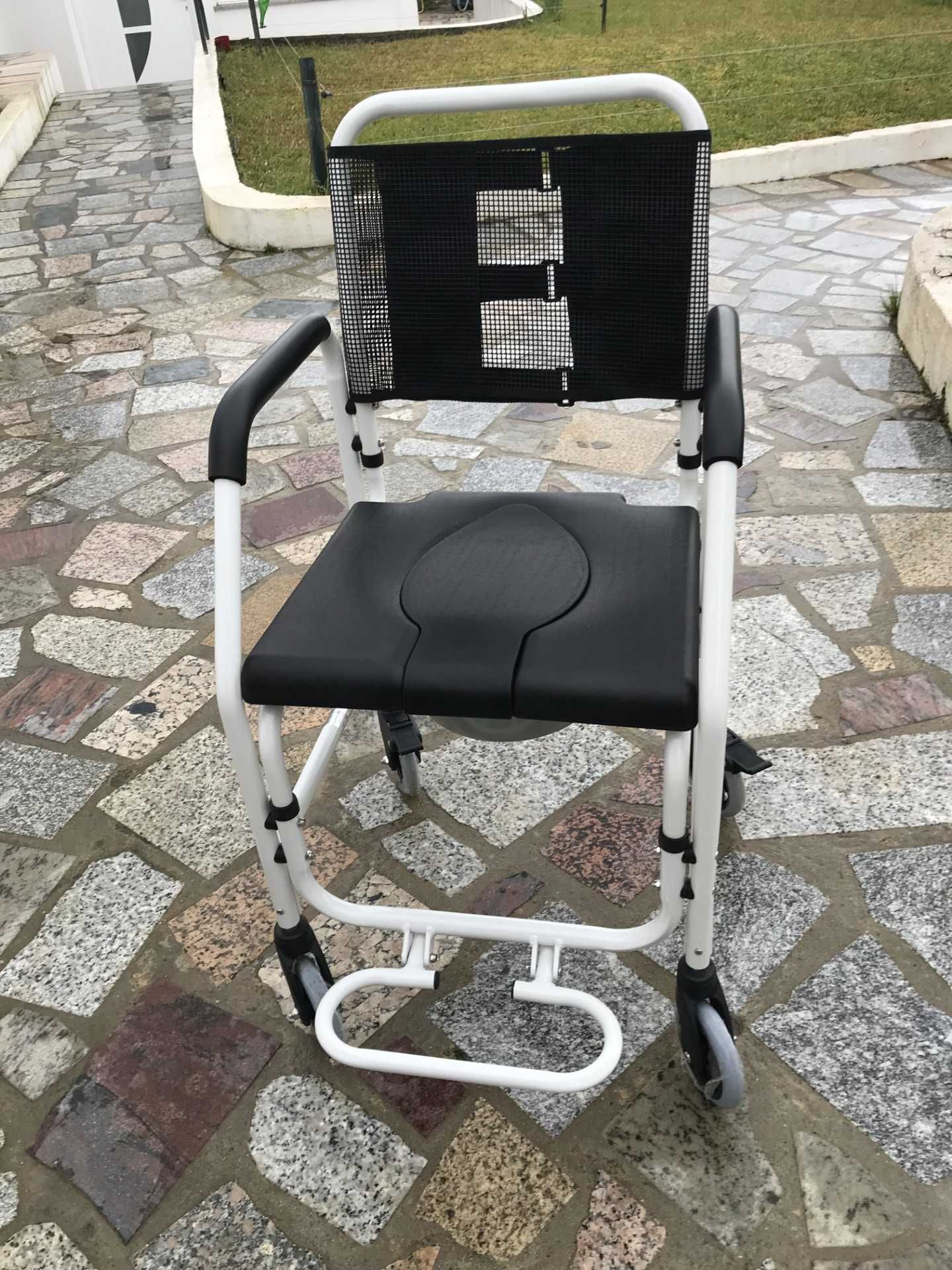 Cadeira de banho e wc com suporte para pés.
