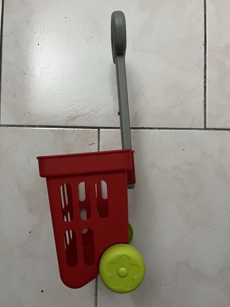 Supermercado crianca e cesto compras