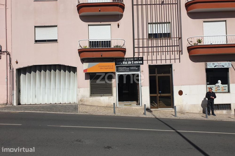 Loja para Arrendamento na Encosta do Sol (Brandoa)
