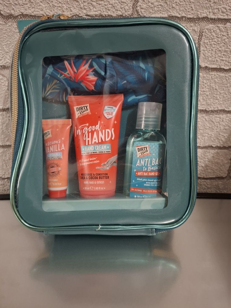 Подарунковий набір "out & about! everyday essentials"
