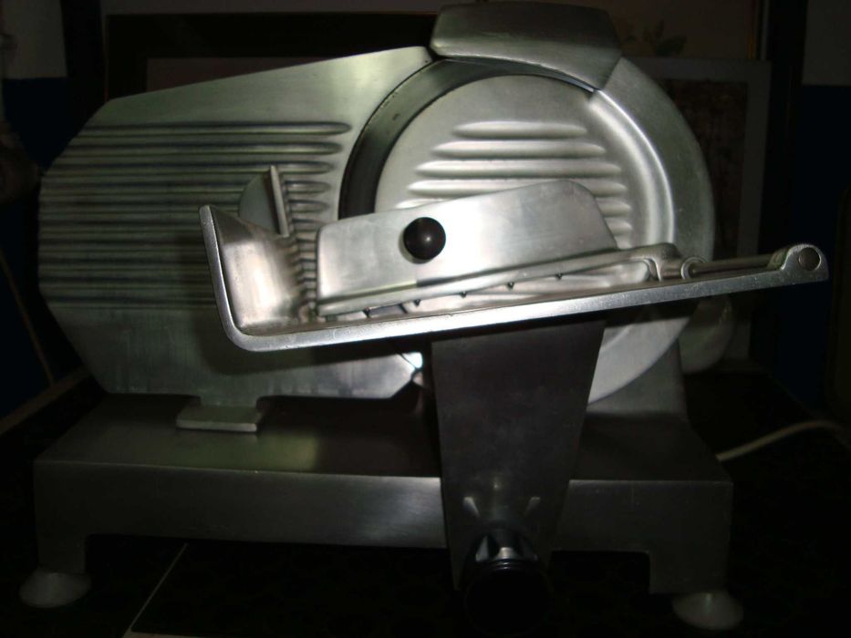 Esterilizador  e  Maquina    de  serrar   congelados   MEDOC