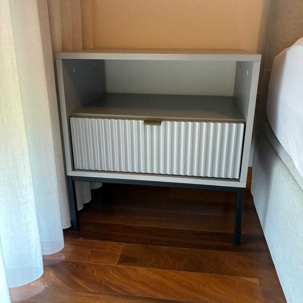 Conjunto Cama king + Colchão Emma + 2 Mesas de Cabeceiras