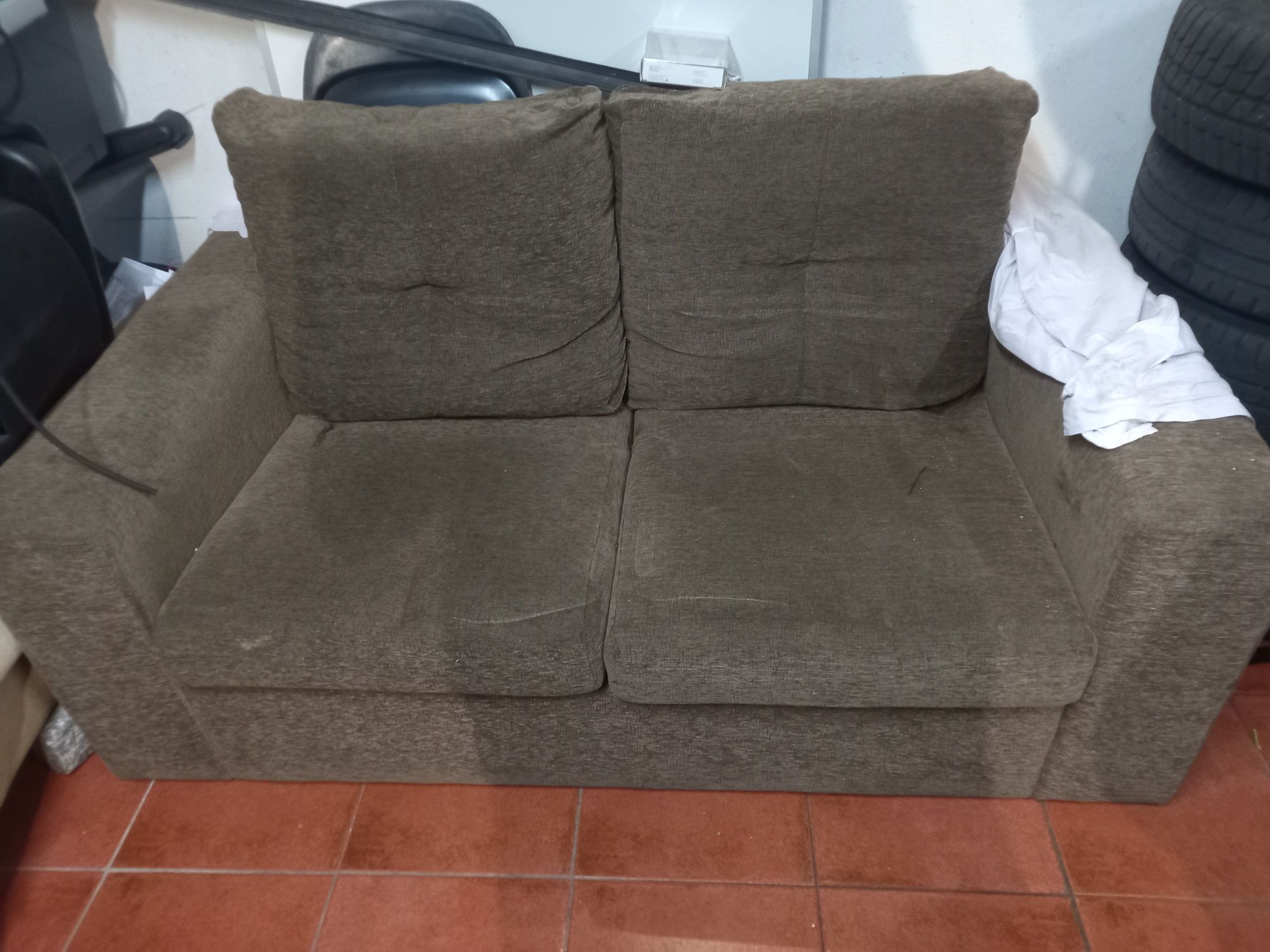 Sofa castanho 2 lugares - preco para desocupar