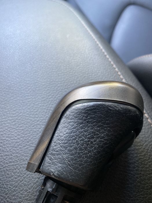 Ручка КПП Toyota Camry 70 з декоративною накладкою.