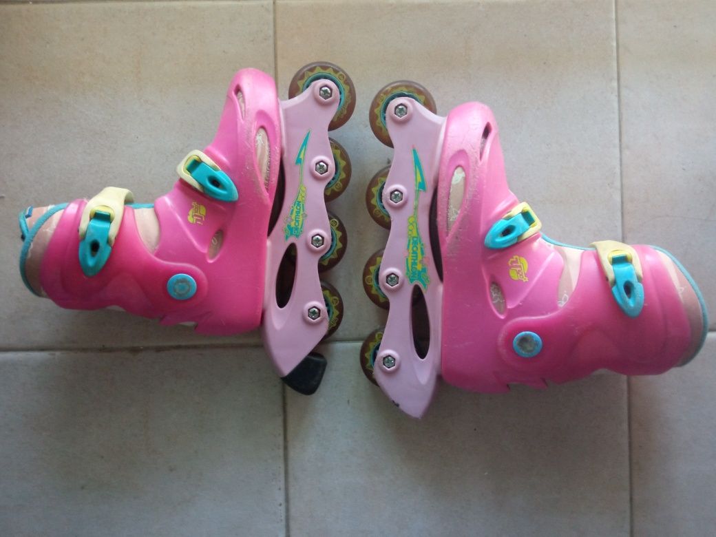 Patins em linha cor de rosa com algumas marcas de uso N. 33