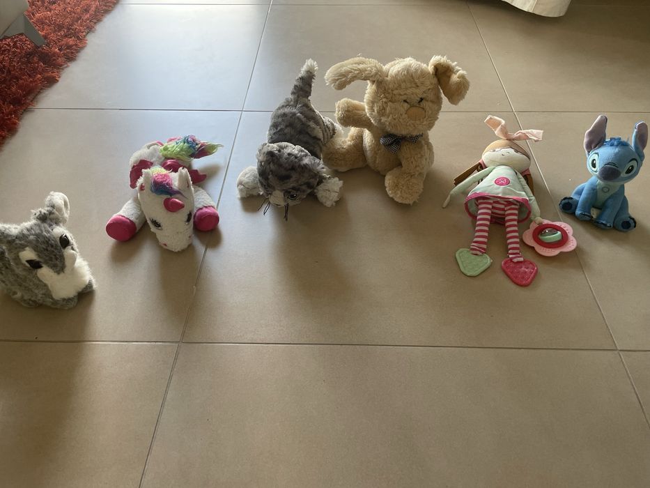 Varios peluches.