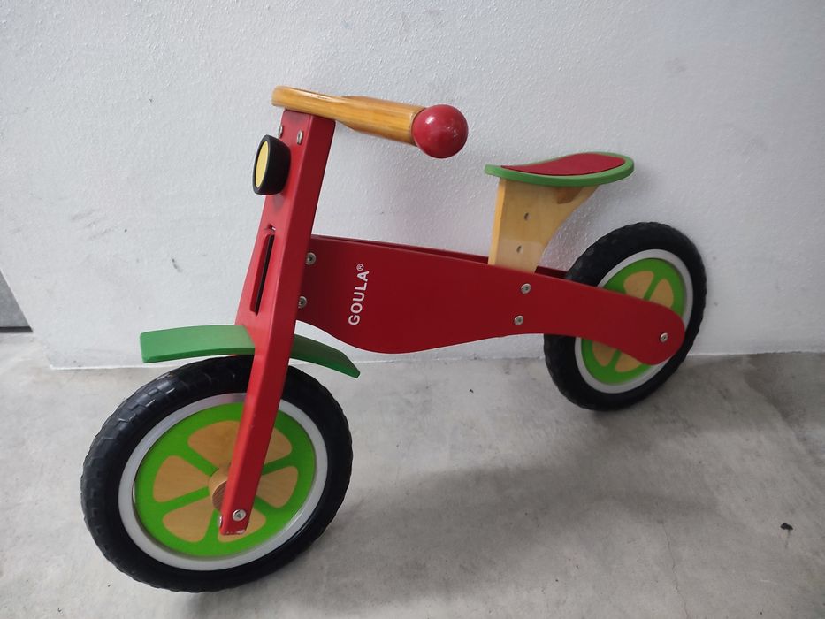 Bicicleta de madeira sem pedais da Goula