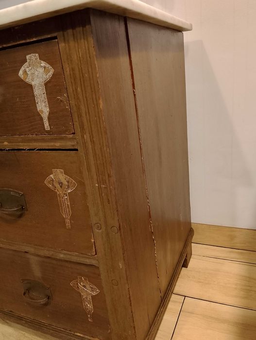 Komoda drewniana z marmurowym blatem