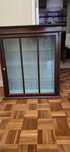 Vitrine em madeira e vidro