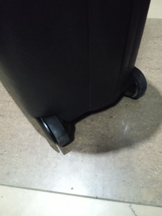 Продам большой  чемодан на 4 х колесах с накладной ручкой и на замках