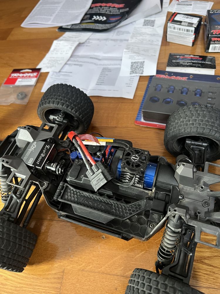 carro RC Traxxas mini XRT com extras