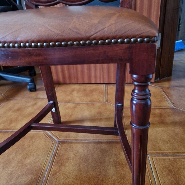 Cadeiras em pele e cerejeira