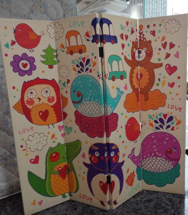 Biombo com desenhos infantis