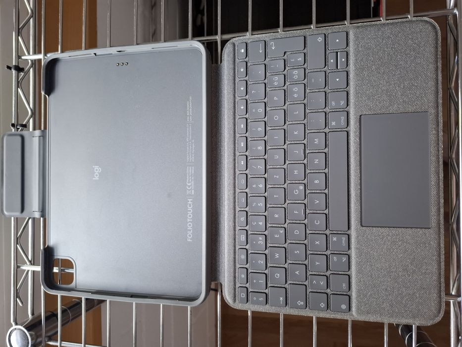 Чехол-клавиотура Logitech Combo Touch для iPad, 10.9"и11".