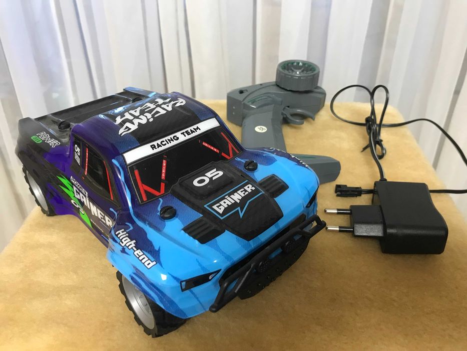 Машинка на радиоуправлении (аккумулятор, пульт, зарядка)