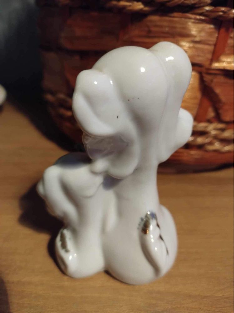 Porcelanowa figurka PRL