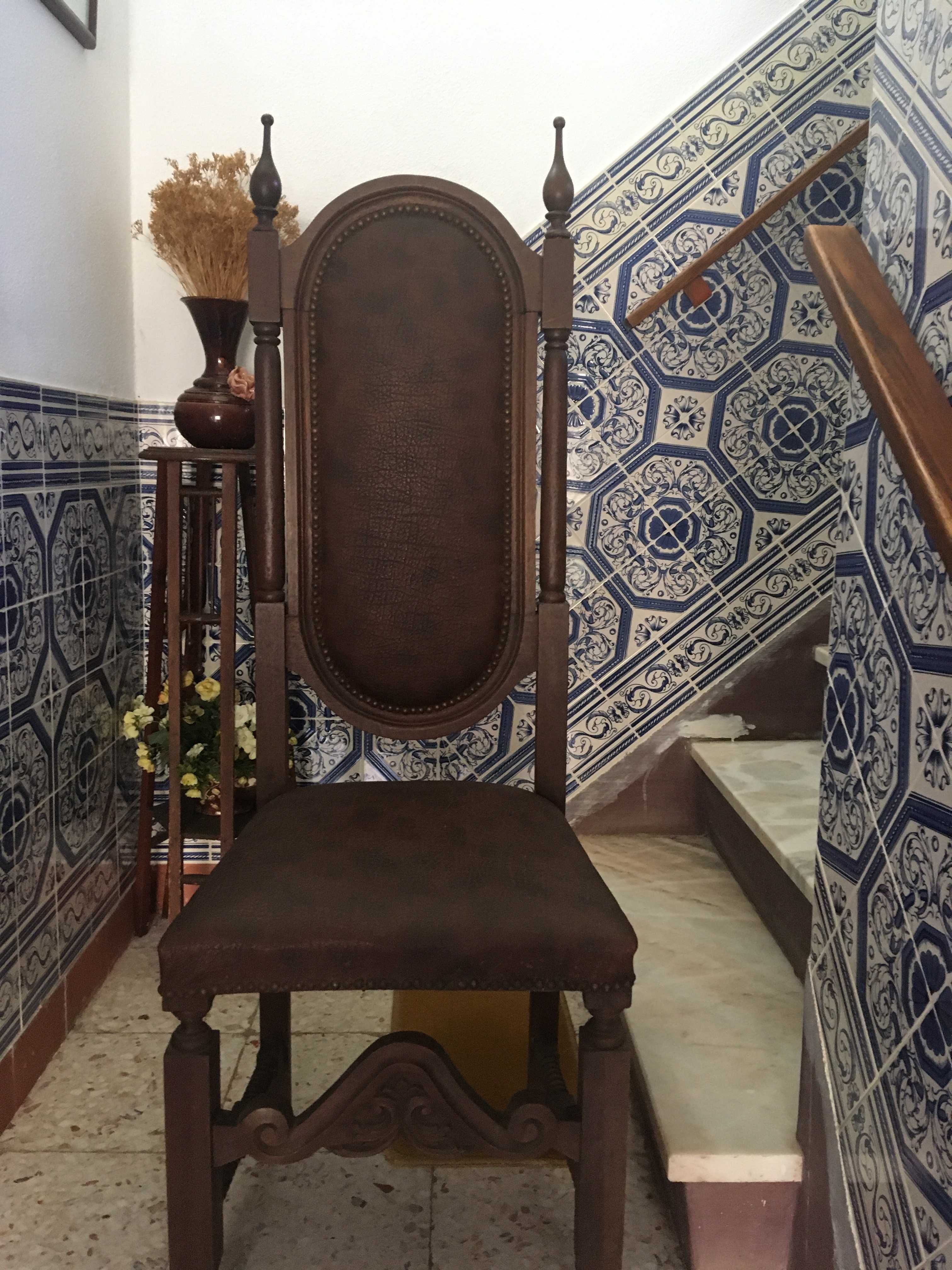 Mesa de estilo e 6 cadeiras.