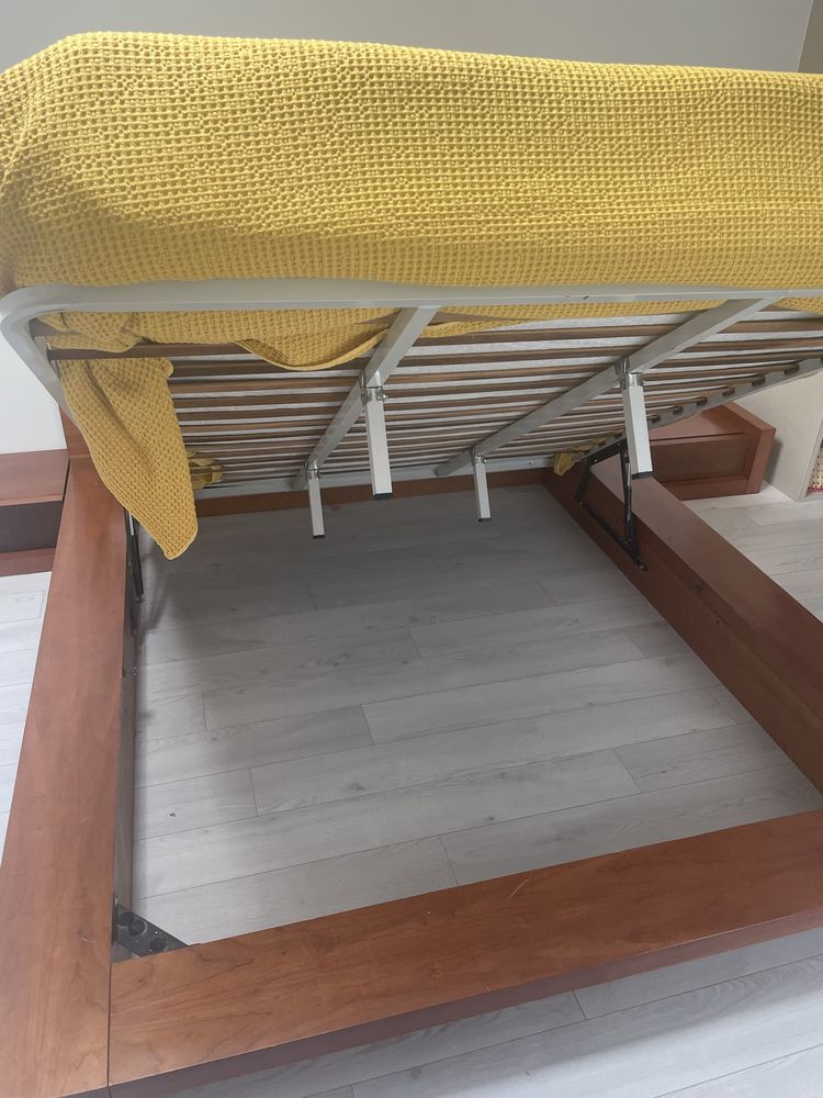 Cama com estrado e arrumação