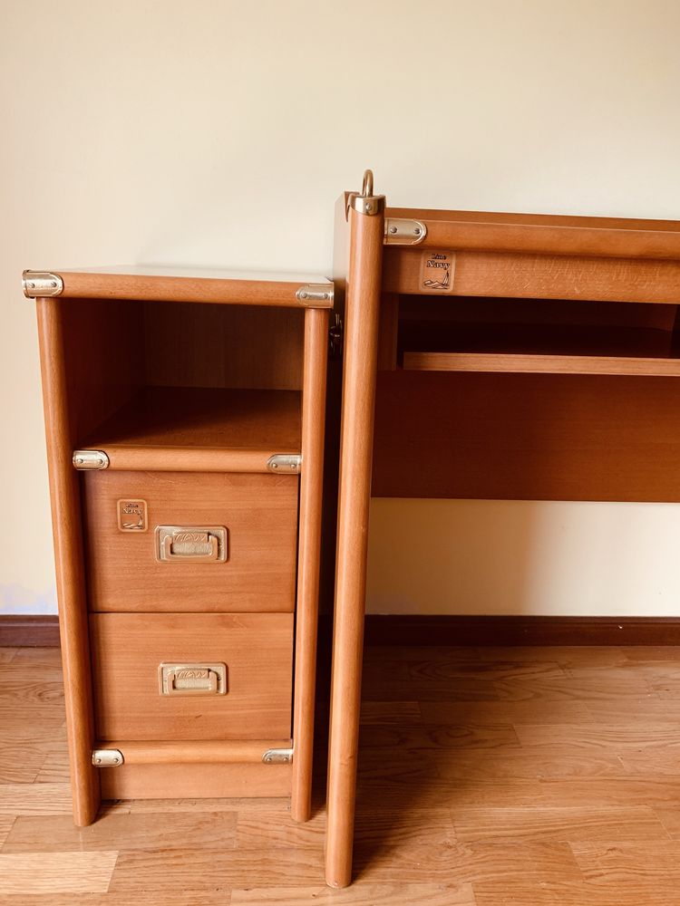 Quarto completo com 2 camas + secretária