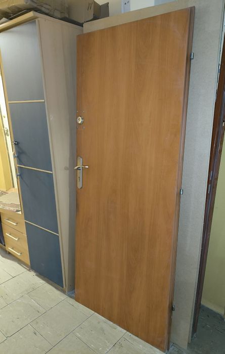 Drzwi zewnętrzne 80 klatkowe, lewe w bardzo dobrym stanie z futryną